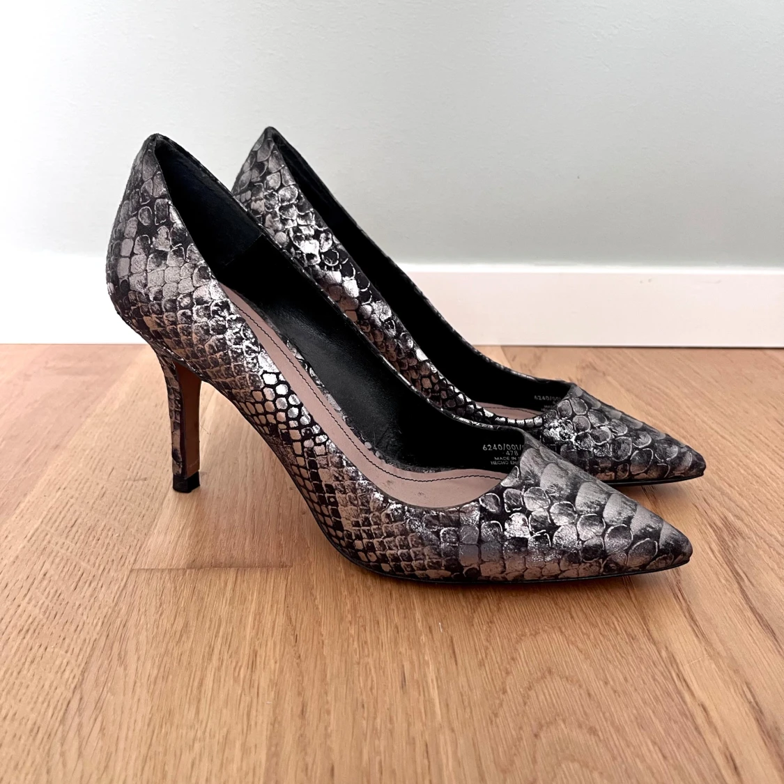 Silvriga pumps med ormskinnsmönster