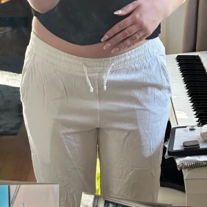 Vita linnebyxor med dragsko - Säljer ett par vita linnebyxor från 157 i storlek XS. Byxorna har elastisk midja med dragsko och raka ben. Perfekta för varma dagar och har en avslappnad passform. Snygga att styla med en enkel topp. Använt några gånger ❤️