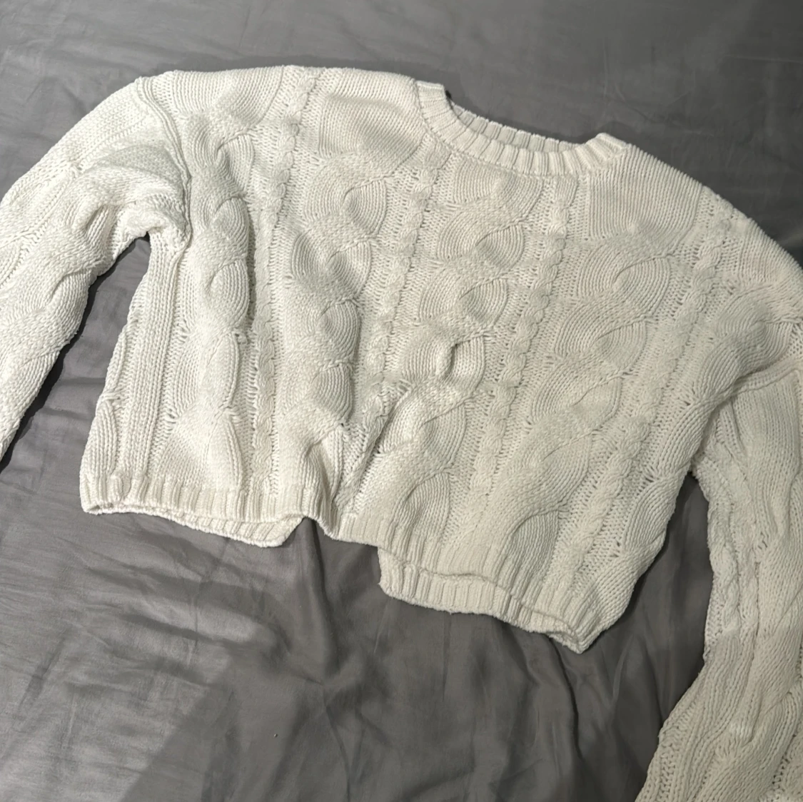 Vit croppad stickad tröja från BikBok