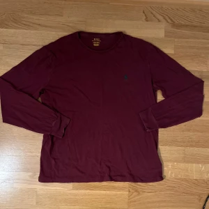 Ralph lauren tröja - Säljer nu min vinröda Ralph Lauren tröja som passar 175-185cm lång. Passar perfekt till sommaren då den inte är för tunn men inte för tjock. Vid minsta funderingar kontakta 🙏🙌