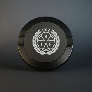 Metall Snusdosa - Brynäs - Denna stilrena snusdosa i matt svart metall är både praktisk och elegant. Med två fack för nytt och använt snus samt en robust konstruktion är den perfekt för alla tillfällen. Den kompakta storleken gör den lätt att bära, och den lasergraverade designen ger en personlig touch.