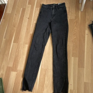 Svarta skinny jeans från Pieces - Säljer ett par svarta skinny jeans från Pieces i storlek XS. Jeansen har klassisk femficksdesign, hög midja och smal passform hela vägen ner. Perfekta till vardags och enkla att matcha med olika toppar.