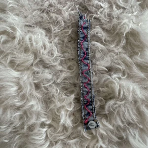 Jeans armband med rosa detaljer  - Super snyggt och gulligt armband till sommaren. 