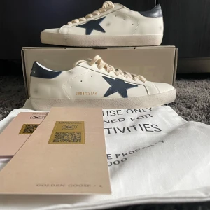 Golden Goose Super-Star sneakers med blå stjärna - Säljer dessa tvär feta golden goose i storlek 43. Skicket på skorna är 9.5/10 Vid köp av skorna ingår box, dustbag❗ För fler bilder eller övriga fråga kontakta gärna oss ☺️