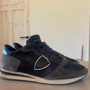Phillipe Model Trainers - Intressekoll på mina extremt feta phillipe model trainers i en eftertraktad mörkblå färg! Grymt skick 7/10. Strl 41 passar≈42 och lite större👌Perfekta till sommaren☀️