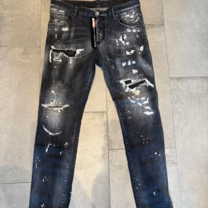 Dsquared2 jeans - Säljer nu ett par dsquaerd2 jeans i mycket bra skick. Endast använda fåtal gånger. Bara att höra av er vid frågor eller funderingar mvh Viggo.