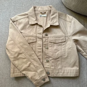 Jeansjacka  - Beige jeansjacka, aldrig använd 