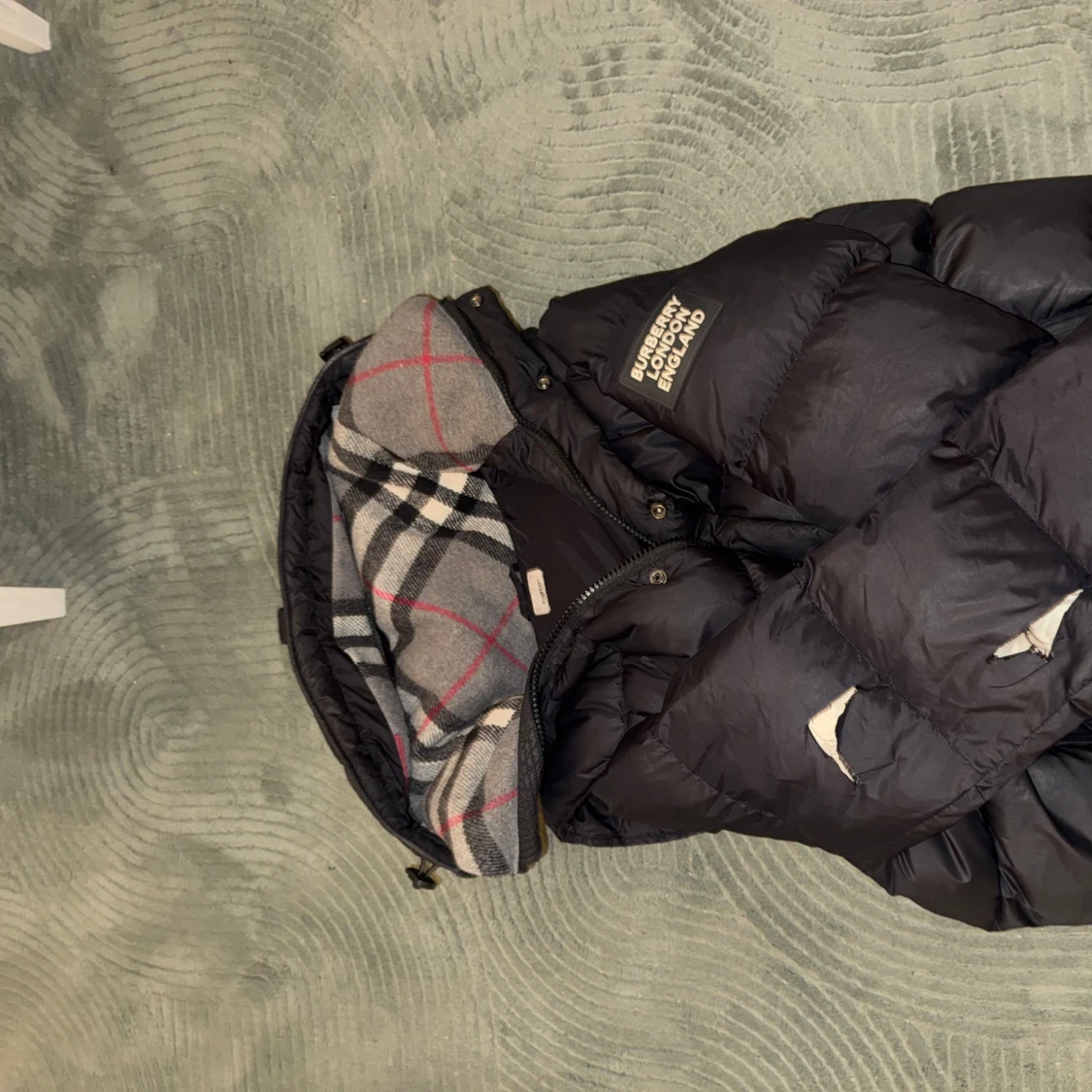 Svart dunväst med rutigt foder i huvan - 4