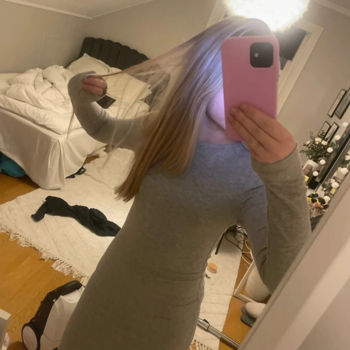 Ljusgrå tight långärmad klänning - 2