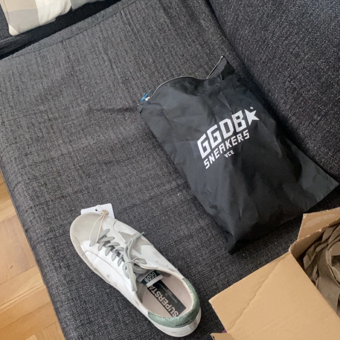 Vita/gråa sneakers från Golden Goose - 1