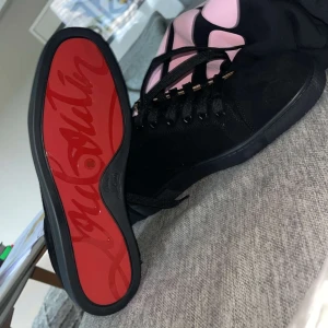 Svarta Louboutin sneakers med röd sula - någon som vill ha Loubs bara fråga på budgivning Snygga svarta sneakers från Louboutin 