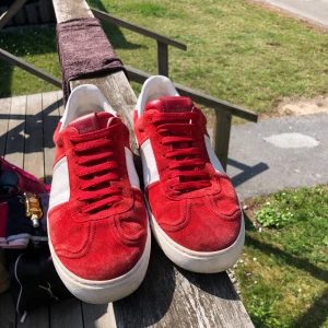 Valentino flycrews - Tvär feta valentino flycrews med allt OG och alla nitar kvar! Galet svåra att få tag på i detta skick, två dustbags, box , kort och extra snören ingår. Lätt dem fetaste skorna till sommaren och perfekt till dig som vill ha stil!✅ Nypris är ca || 7000 || men mitt pris är endast || 5199 || Kan gå ner i pris vid snabb affär!✅