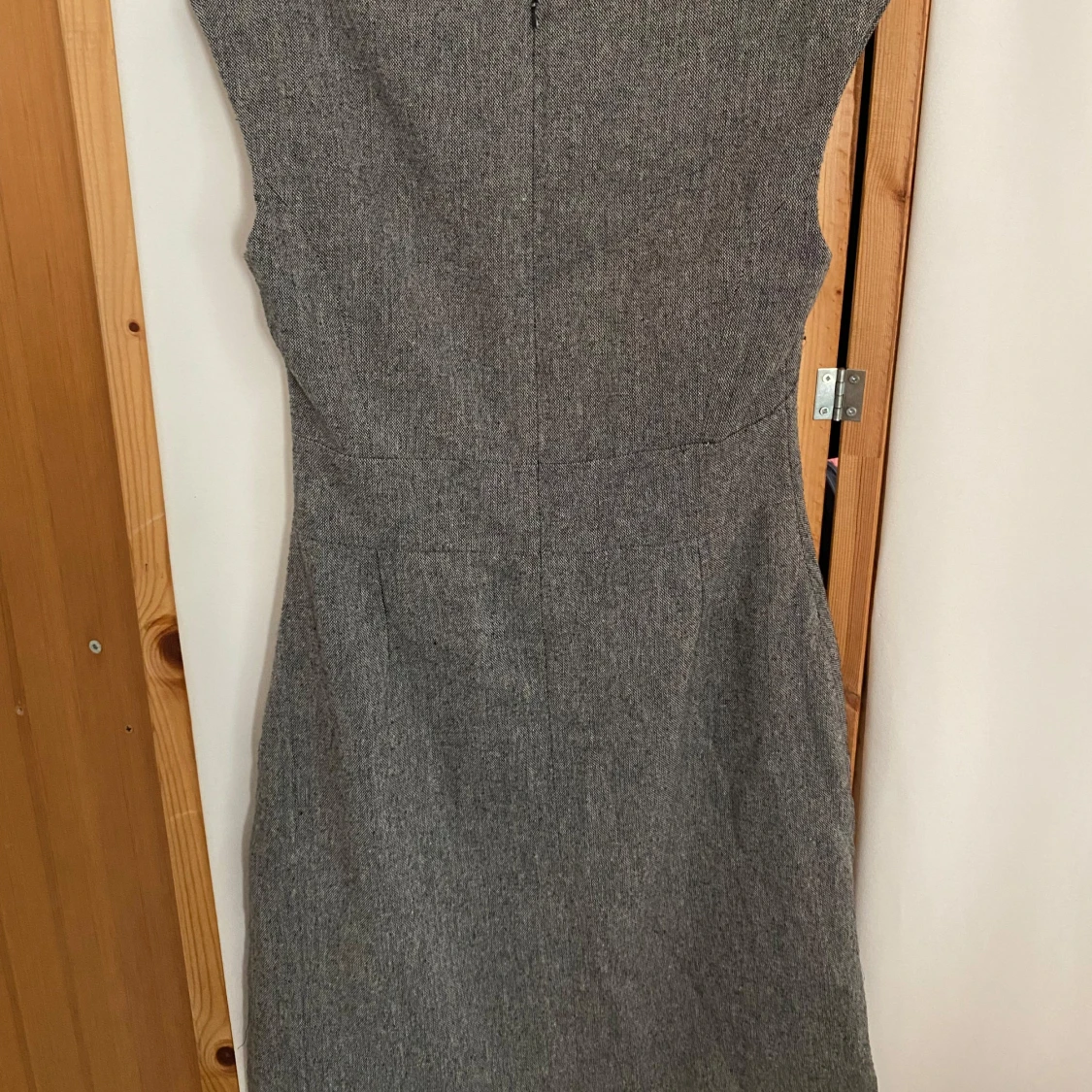 Grå fodralklänning från Ellos - 1