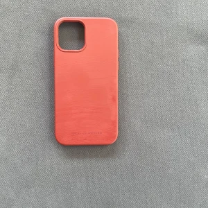 Iphoneskal Ideal of Sweden - En liten skada på ena sidan av skalet men annars är den rengjord och välfungerande 