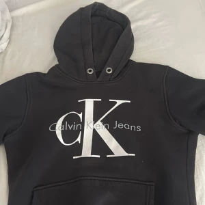 Svart Calvin Klein hoodie - Svart hoodie från Calvin Klein i mycket bra skick som blivit för liten hör av er vid intresse💕Storlek är M men är väldigt liten i storlek som jag skulle säga mer är i Xs