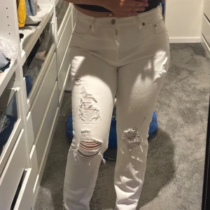 Vita Levis 501 jeans med slitningar - Säljer ett par vita Levis 501 i storlek W29 och L30