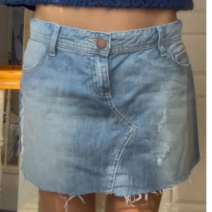 Blå jeanskjol med rå kant - Säljer denna så snygga jeanskjolen!!