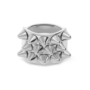 Silvrig ring med nitar från edblad - edblad ring i storlek s 💕