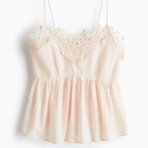 Topp - Söt topp från H&M med spets i en liten rosa/korall/orange färg, endast andvänd 1 gång, så är i nyskick! (Orginalpris 249kr)🩷🩷 KÖP GÄRNA MED ”KÖPNU”