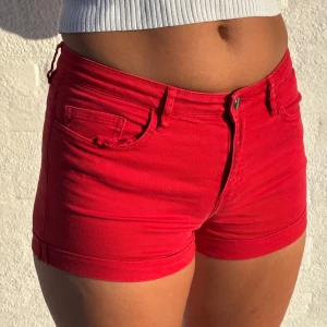 Röda jeansshorts från H&M - Riktigt snygga röda jeansshorts i klassisk modell med låg midja, fem fickor och uppvikta benslut. Knapp- och dragkedjestängning. Tuffa, färgstarka och perfekta för sommarens alla äventyr ☀️  📏 Storlek: S 🧺 Fräscha och i fint skick 📬 Skickas snabbt