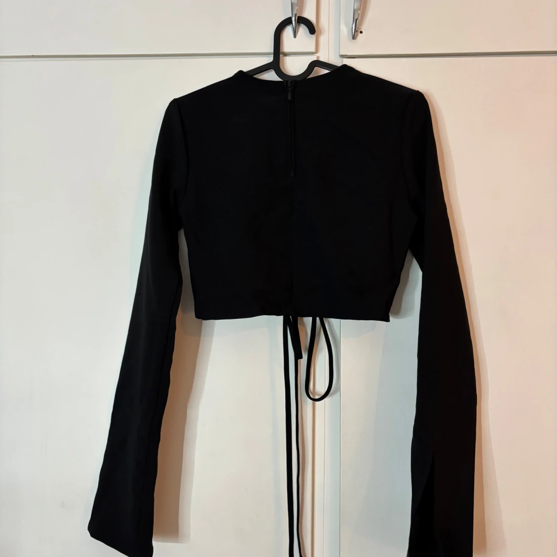 Svart croppad topp med snörning NA-KD - 1