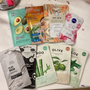 Mix av ansiktsmasker i olika varianter - Säljer ett kit med ansiktsmasker: arkmasker med avokado, bambu, oliv, aloe vera och vitamin C, samt lermask och peel off-mask. Färgerna är gröna, vita, svarta och pastell. Perfekt för dig som vill boosta huden med fukt, näring eller detox.