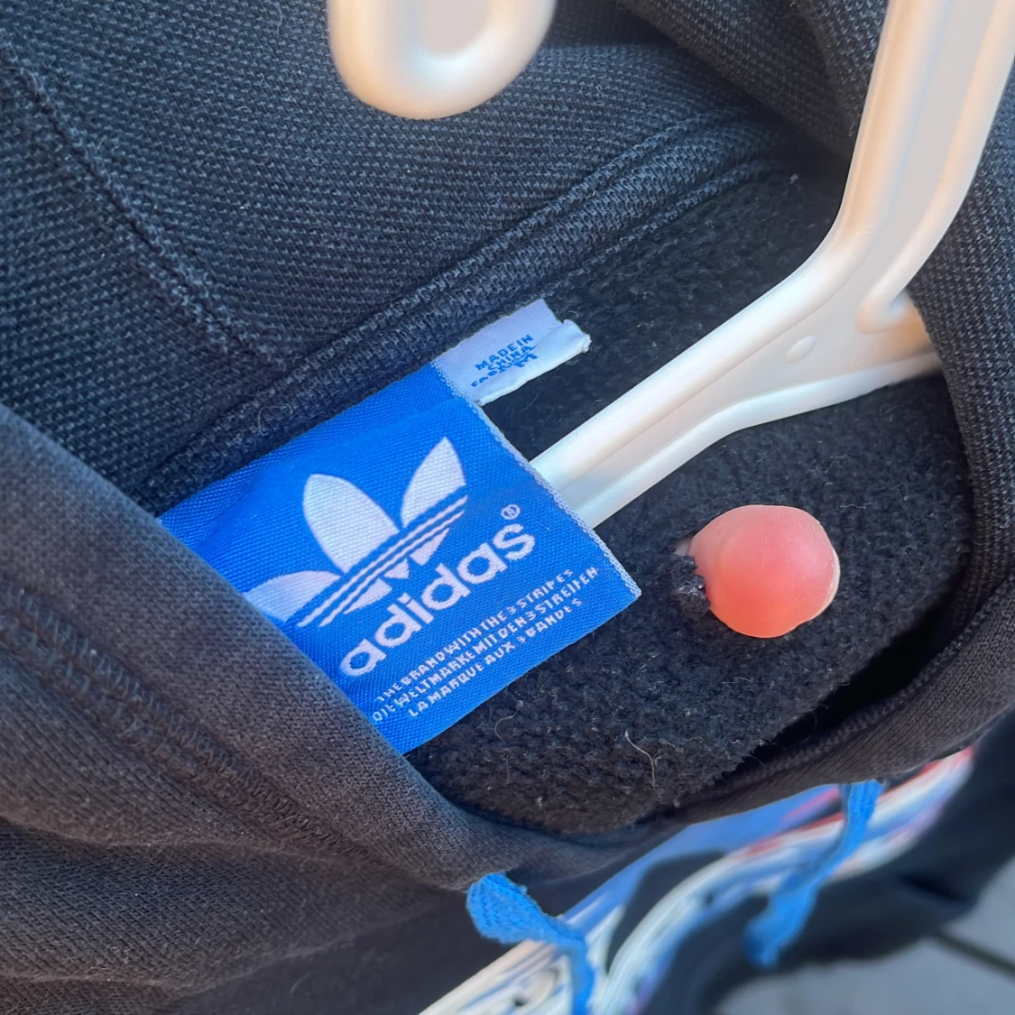 Svart Adidas hoodie med färgglatt tryck - 1