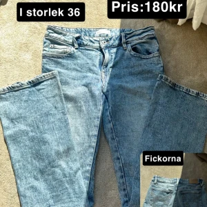 Ljusblå raka jeans i storlek 36 - Säljer ett par ljusblå jeans med raka ben och klassiska fem fickor. Jeansen har normal passform och är tillverkade i denim med en snygg tvättad look. Perfekta för dig som gillar en enkel och stilren vibe.