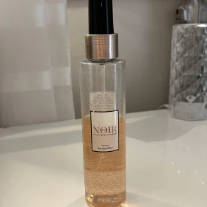 NOIR Bodymist från Hunkemöller - NOIR Bodymist från Hunkemöller. Doften är en lyxig mix av magnolia, persika, svarta rosor och freesia, otroligt god doft som inte längre finns att köpa, ungefär 60% kvar!