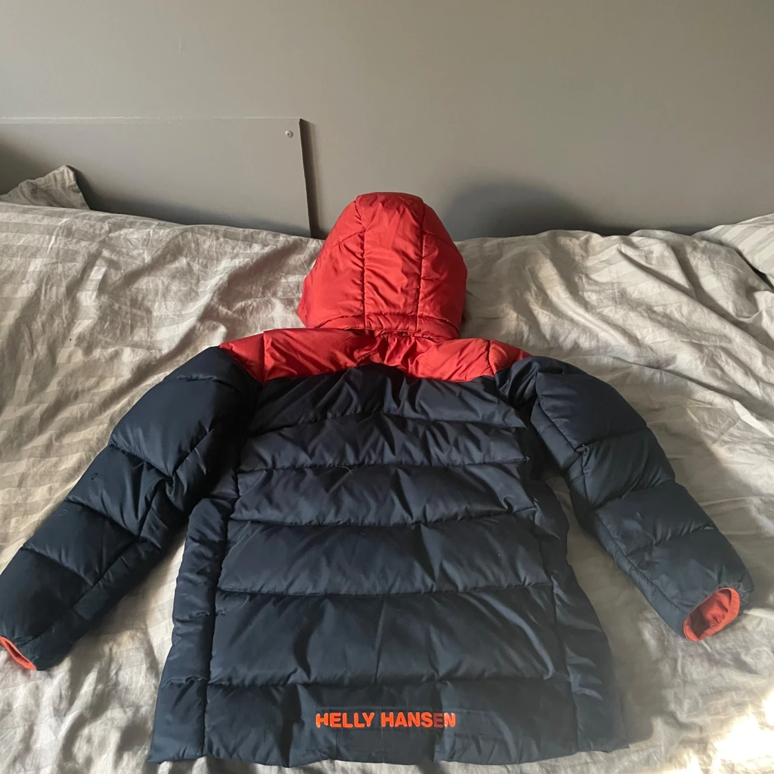 Röd och marinblå pufferjacka Helly Hansen - 1