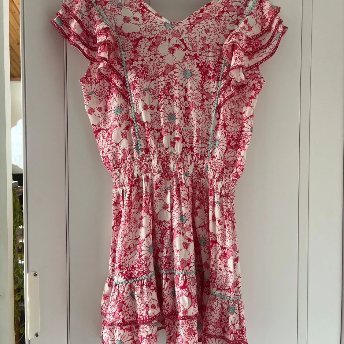 Blommig kortklänning med volang - 1