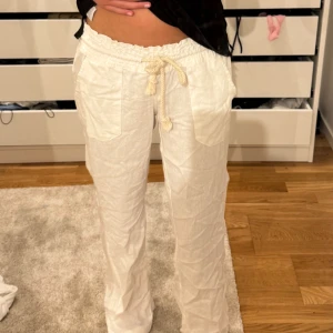 Vita linnebyxor roxy  - Snygga vita linnebyxor från Roxy i storlek XS. Lågmidjad, aldrig använt 💞 köpt för 600kr