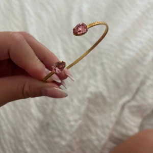 Caroline svedbom armband  - Säljer mitt fina Caroline Svedbom armband i bra skick! Lite defekter men inget jag tänker på🩷
