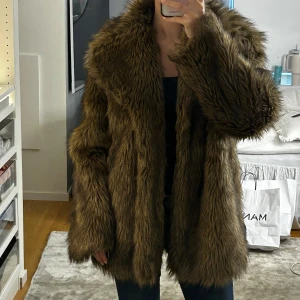 Brun pälsjacka  - Oversized brun pälsjacka i XS från motelrocks. Nypris 1700kr.