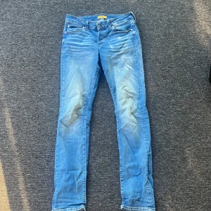 Blå skinny jeans med slitningar - Säljer ett par blå slim jeans med snygga och tvättade detaljer. Jeansen har klassisk femficksdesign och normal midja. Perfekta för dig som gillar en tajt passform och en avslappnad look.