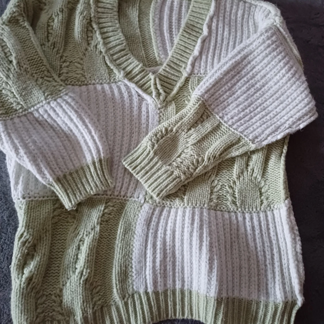 Stickad v-ringad tröja i grönt och vitt