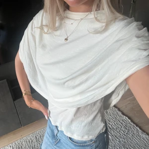 Topp från Gina tricot - Jättefin topp från Gina tricot, draperad, mantelliknade design,  i nyskick