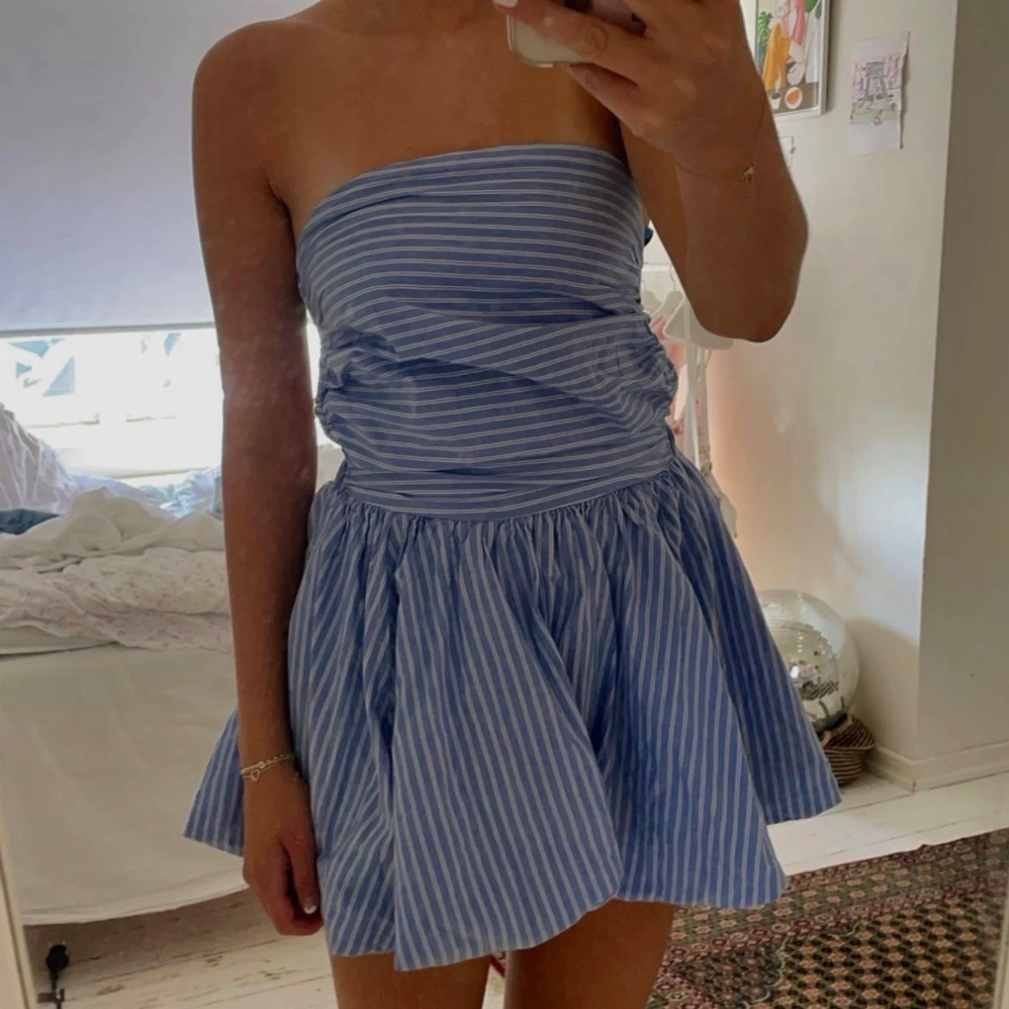 Blåvit axelbandslös kortklänning