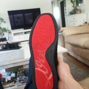 Christian Louboutin svarta  - KÖP NU! Snygga Louboutin svarta med röd sula. KÖP NU SKIT BRA PRIS!♨️ TA DET SOM EN INVESTERINGAR!!!💪🏽🐐 Storlek 42 men passar även 43! Skor för MÄN inte för killar🇸🇪 har lagt ut skorna för 3000kr ingen ville köpa så nu ligger dem på 2000kr lycka till!