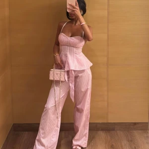 Zara set - Populärt rosa set ifrån Zara. Båda delarna i XS. Använd vid ett tillfälle. Så i princip i nyskick. Nypris 800. 