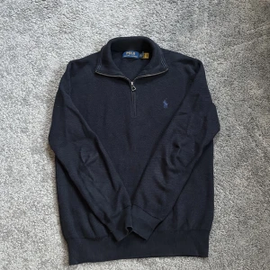 Raulph Lauren half zip - En mörkblå half zip från Raulph Lauren i storlek XS, passformen är slim fit och den passar till allt.  Ordinarie pris 2400 kr köpt på NK i Göteborg. Priset är inte hugget i sten, vid frågor är det bara att höra av sig. 