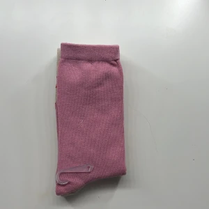 2-pack strumpor rosa & hjärtan - Två par strumpor, ett par i ljusrosa och ett par i beige med röda hjärtan. Båda är ribbade och i mjuk bomull, perfekta för att liva upp vardagslooken. Snygga att matcha med sneakers eller boots.