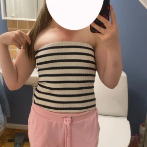 Tubtopp  - Säljer en ribbad tubtopp från H&M, storlek M, helt ny! Säljer den för 50kr + frakt! 