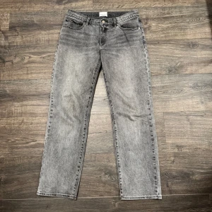 Mörkgrå jeans från Abrand - Mörkgrå jeans från märket Abrand jeans, använda några fåtal gånger. Storlek 31, modell A’99 Low straight. Köpta på jeansbolaget för 999kr
