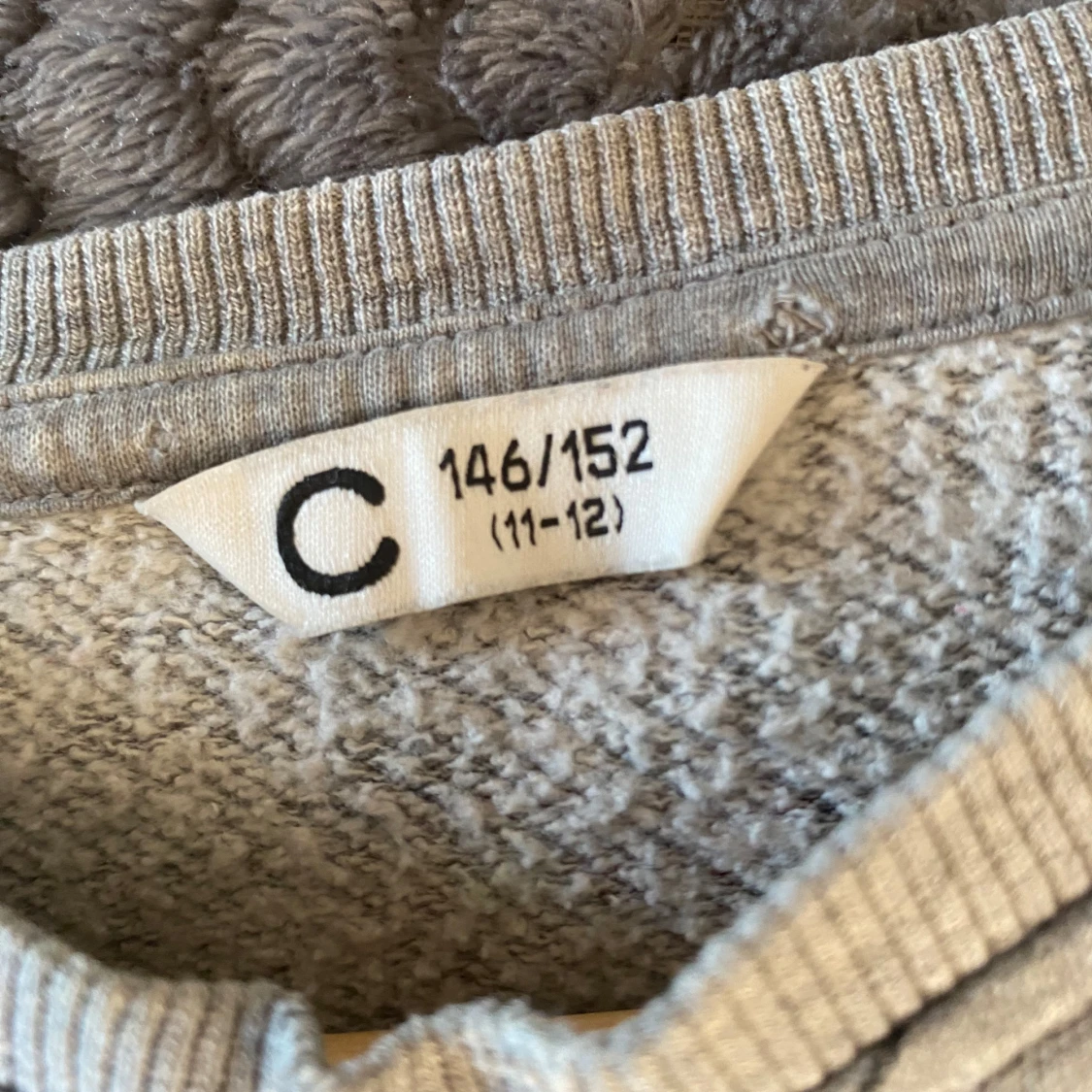 Grå Minnie Mouse tröja med prickigt mönster - 2