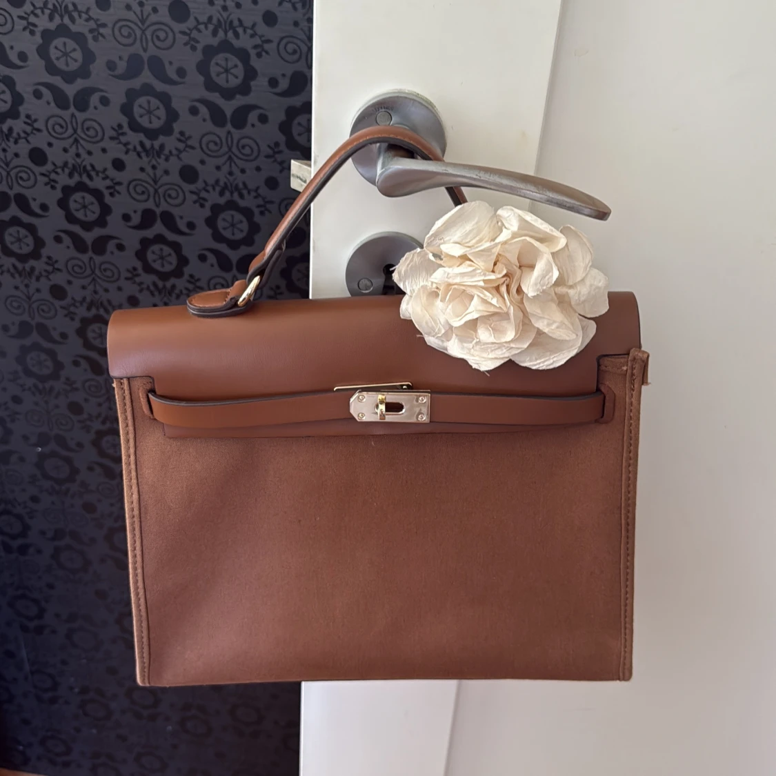 Brun handväska med blomdetalj