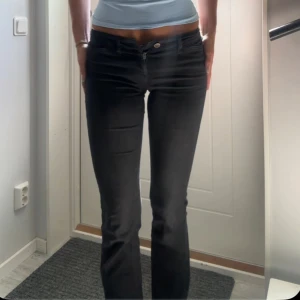 Svarta jeans med låg midja - Säljer ett par svarta jeans med låg midja och slim passform. innebenlängd; ca 86,5, midjan rakt över ca 37cm men de e stretchiga ❤️Jag är 176 och de är långa!🥰