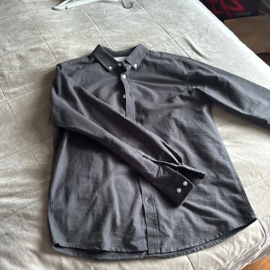 Bomullsskjorta - Stilren och skön bomullsskjorta i nyanserad färg. Skriv för ytterliggare frågor