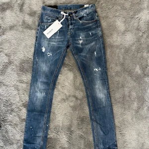 Dondup jeans george - Tja! Säljer nu dessa feta dondups jeansen! Jeansen är endast testade, som nya,  med orginal slitningar och en fin tvätt på jeansen! Nypris på jeansen är cirka 4000kr, Vid bilder eller frågor skriv privat!