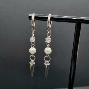 Handgjorda örhängen  - Rostfritt stål, zirconia  och glaspärlor.  Längd-6cm